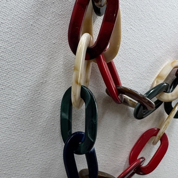 Multicolor Plastic Chain Link Necklace - Picture 4 of 5